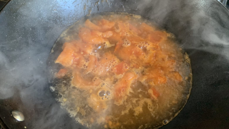 番茄鸡蛋汤,加入适量的清水