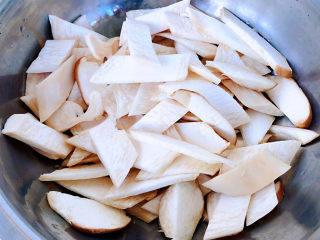 杏鲍菇炒腊肉,杏鲍菇洗净沥干水份切成马蹄片