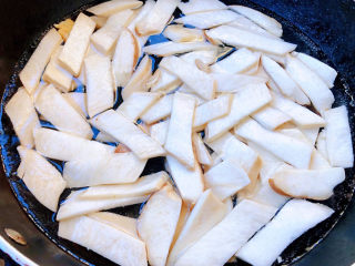 杏鲍菇炒腊肉,锅中烧开水放入杏鲍菇片焯水断生时间不宜过长