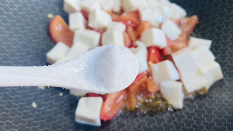 西红柿炒豆腐,根据个人口味加入适量盐