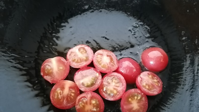 番茄肥牛,锅内放油烧热放入番茄翻炒