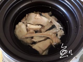 孜然烤羊排,焯水后的羊排块用温水洗净，放入砂锅里（也可以用普通汤锅）