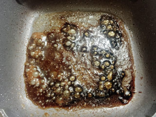 红糖年糕,用锅底的油，加入红糖水，小火煮至沸腾，略微有焦糖色后