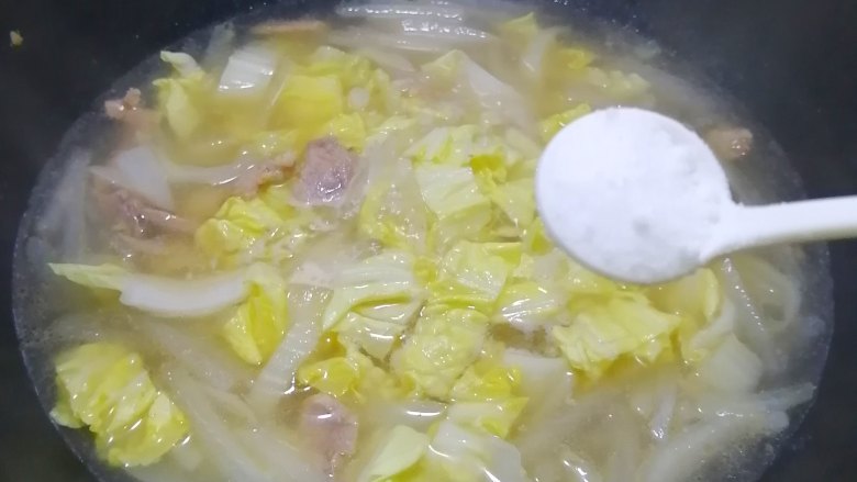 萝卜白菜汤,加入盐调味