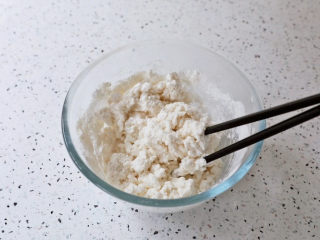 红糖年糕,先用筷子搅拌成絮状