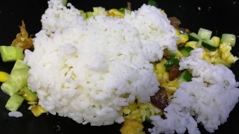 腊肠炒饭,放米饭。