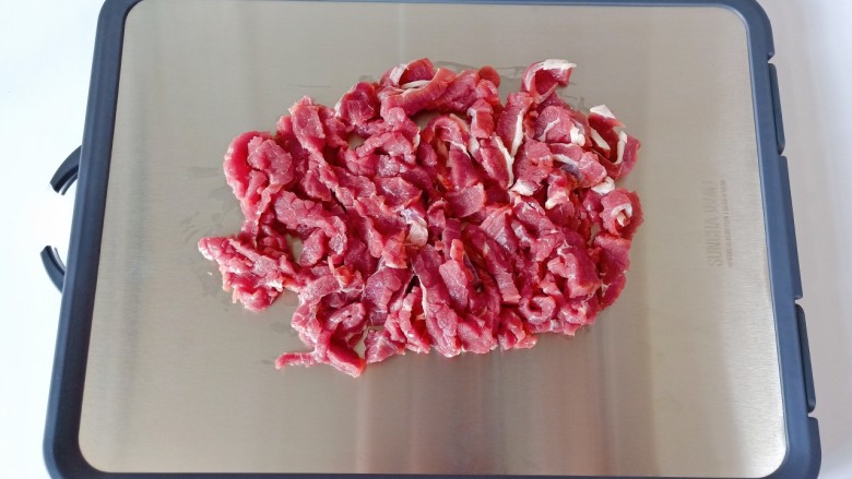 小炒黄牛肉,<a style='color:red;display:inline-block;' href='/shicai/ 216'>牛肉</a>顺着纹路横着切成细丝。