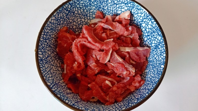 小炒黄牛肉,把切好的牛肉放入碗里。