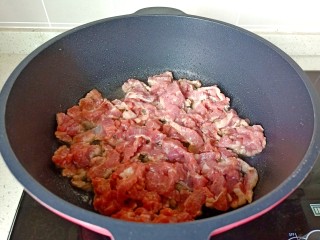 小炒黄牛肉,锅里放适量的食用油，油热放入牛肉丝爆炒。