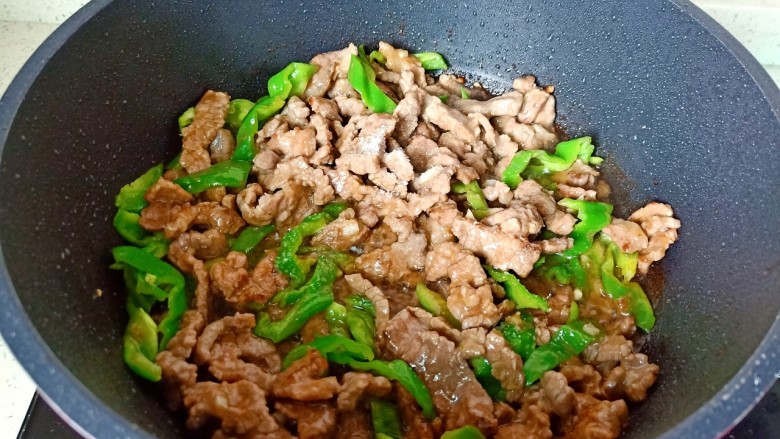 小炒黄牛肉,加一点细盐，翻炒至泡椒断生即可出锅。
