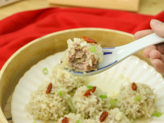 珍珠米肉丸,吃的时候会有些肉汤汁避免烫伤