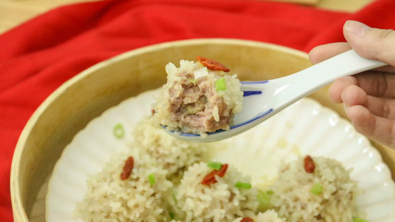 珍珠米肉丸,吃的时候会有些肉汤汁避免烫伤