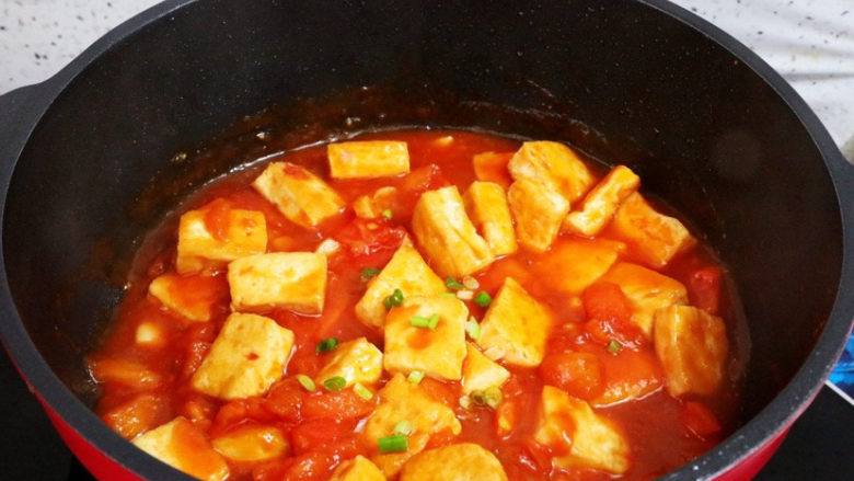 西红柿炒豆腐,出锅前撒上葱花即可