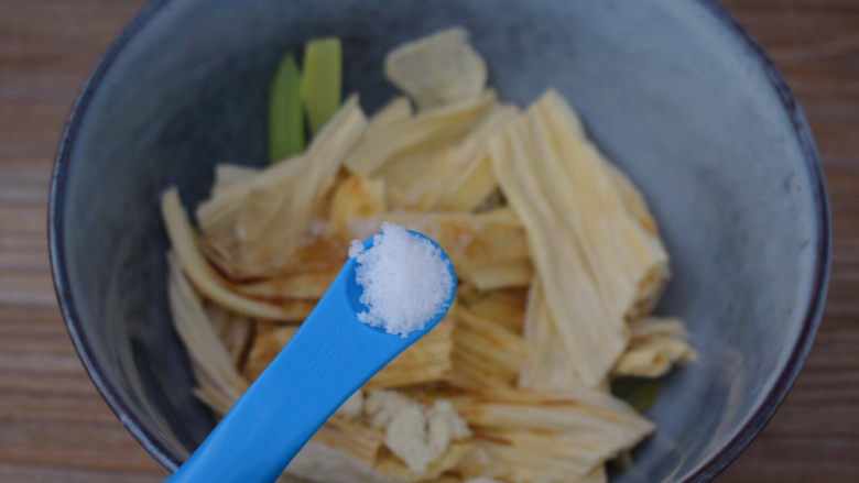 腐竹拌芹菜,加入盐