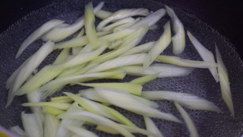 腐竹拌芹菜,锅中烧开水，放入芹菜焯1-2分钟，捞出过凉水后沥干水分备用