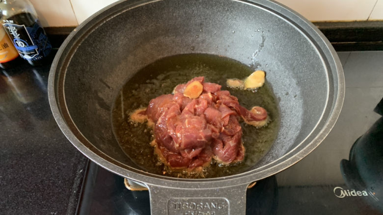 小炒黄牛肉,油热下入牛肉大火爆炒断生，盛出备用