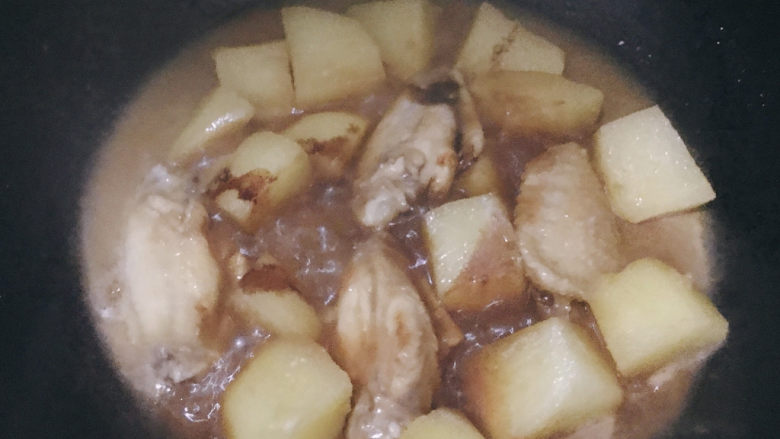 土豆炖鸡翅,中途翻一下，防止粘锅