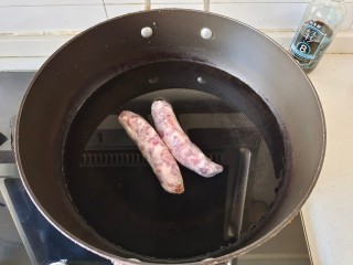 芹菜炒腊肉,锅中加入适量清水，放入腊肠煮开，转小火猪15分钟