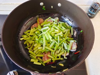 芹菜炒腊肉,加入芹菜段翻炒至芹菜变成翠绿色