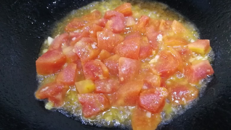 番茄肥牛,放入番茄丁，文火翻炒一会儿。
