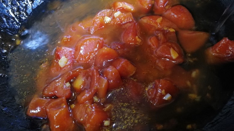 番茄肥牛,加适量开水。