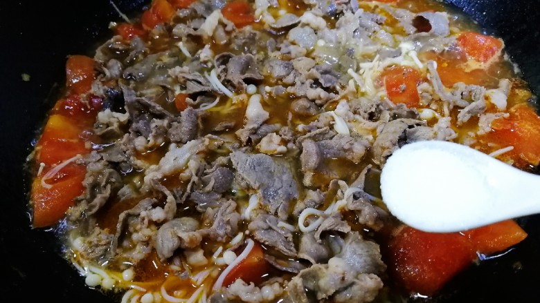 番茄肥牛,放入肥牛拌匀，加盐调味就可出锅。
