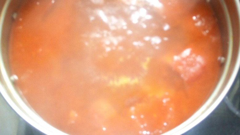 番茄肥牛,汤锅加水倒入番茄汁大火煮沸。