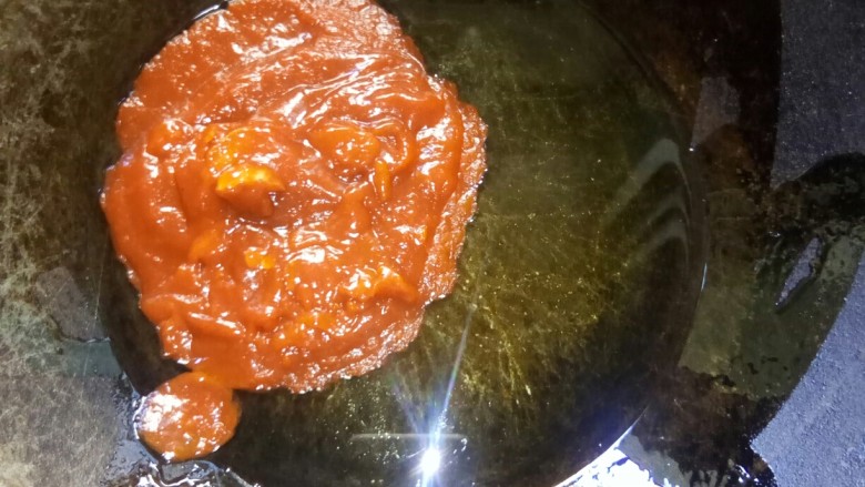 番茄肥牛,炒锅倒橄榄调和油，放入新疆番茄酱小火炒香。