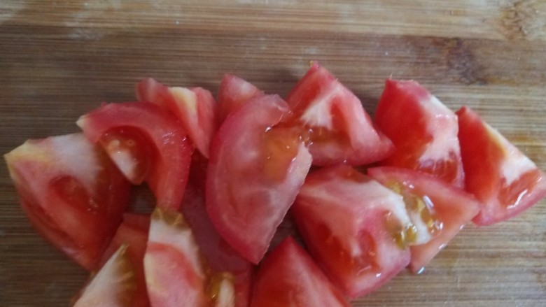 西红柿炒茄子,西红柿切块。