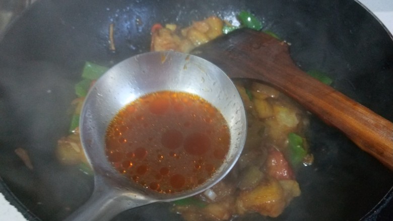 西红柿炒茄子,加入半勺鸡汤，盐炒均匀。