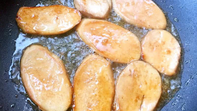 孜然杏鲍菇,一面煎至金黄色后在煎制另一面，得利仕不粘锅就是棒无油烟无污染易清洗