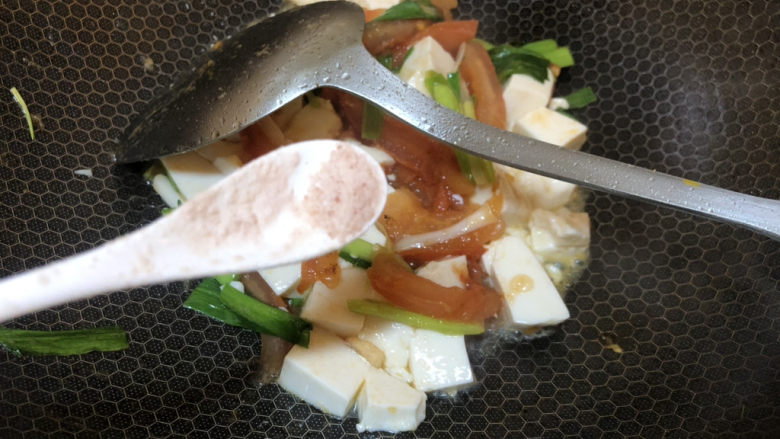 西红柿炒豆腐,加入适量盐