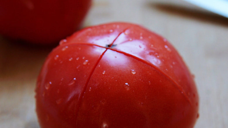西红柿炒茄子,番茄洗净，在顶部打一个十字花刀，容易剥皮