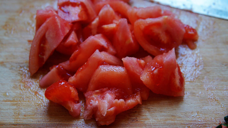 西红柿炒茄子,自然晾凉，去皮，切菱形块