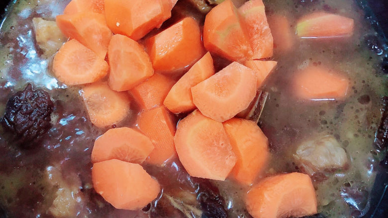 胡萝卜炖排骨,放入胡萝卜继续炖煮10分钟。