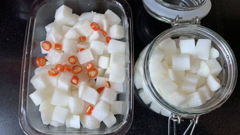 糖醋白萝卜,萝卜放入干净的容器中，加入小米辣碎