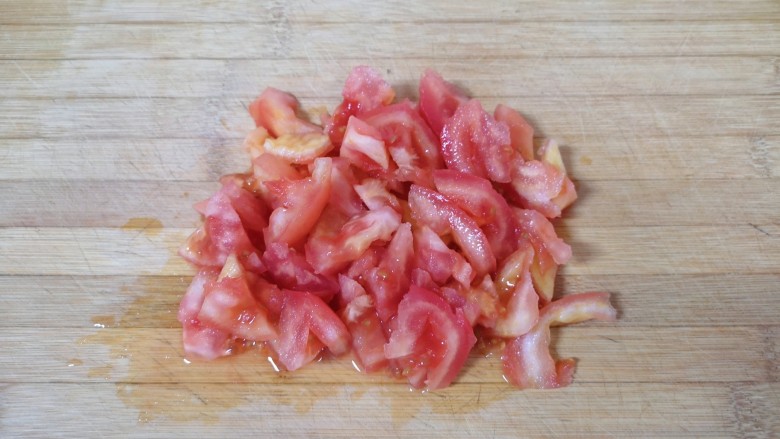 西红柿炒茄子,切成小块。