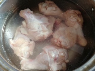 盐焗鸡翅,鸡翅冷水泡去血水，冲洗干净。