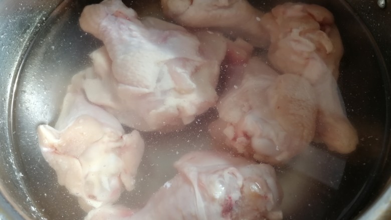 盐焗鸡翅,鸡翅冷水泡去血水，冲洗干净。