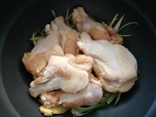 盐焗鸡翅,把鸡翅根摆在葱姜上面。