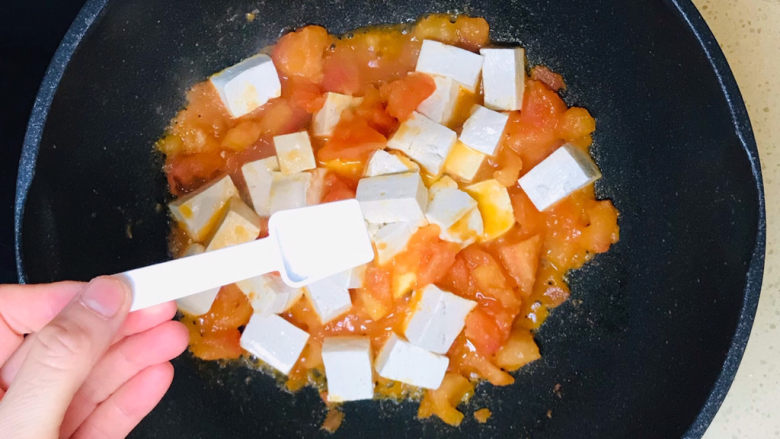 西红柿炒豆腐,撒入盐调味