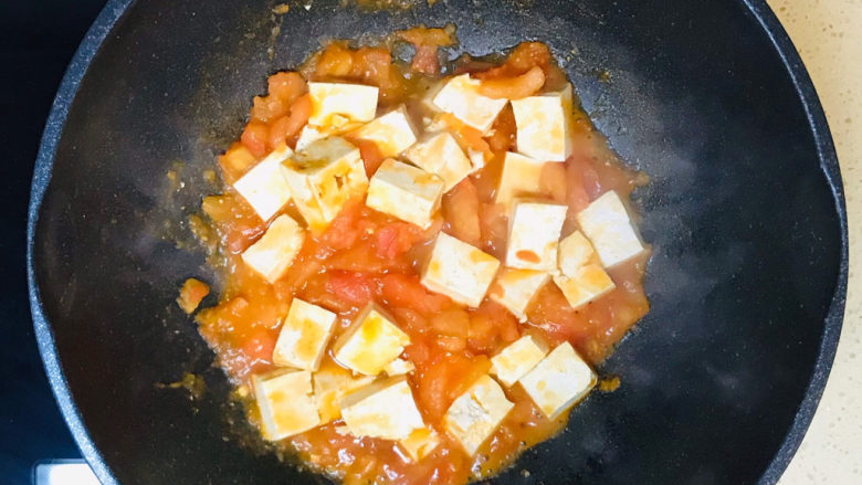 西红柿炒豆腐,翻拌均匀就可以关火起锅了