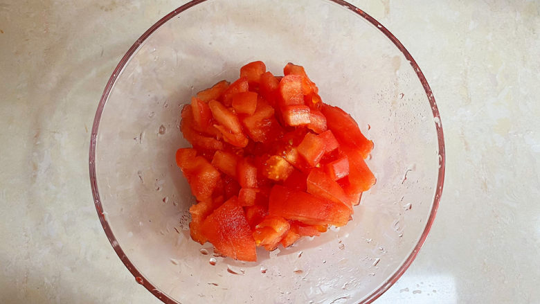 西红柿炒豆腐,接着切小块备用。