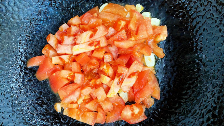 西红柿炒豆腐,再倒入西红柿翻炒一下。