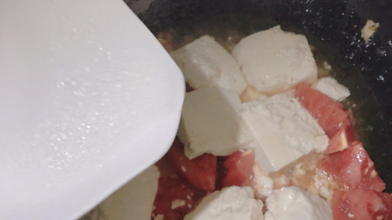 西红柿炒豆腐,加适量热水