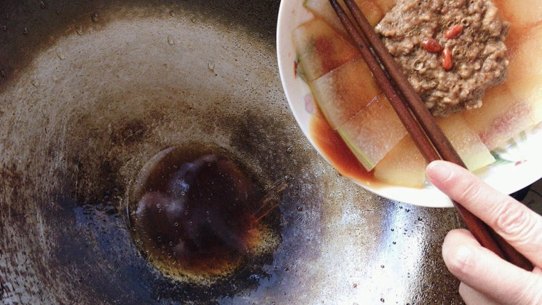 肉未蒸冬瓜,将多余的汤汁，倒入锅中。