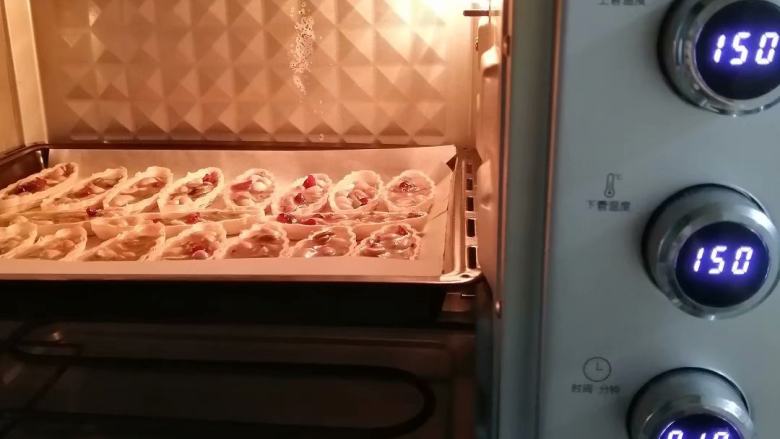 春节伴手礼~~网红糯米船,放入烤箱中，上下火150度，烤18分钟