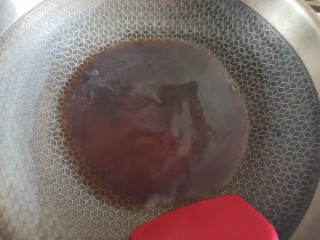 红糖年糕,烧热倒入适量的水，倒入红糖炒至溶化