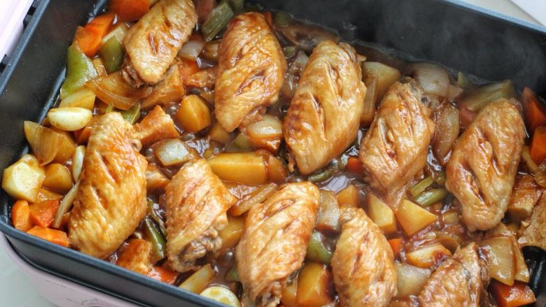 土豆炖鸡翅,继续用小火焖煮十五分钟，待酱料与汤汁紧密融合，包裹住鸡翅和蔬菜关火即可。