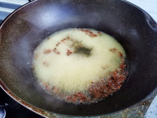 鲜肉小馄饨,5克花椒加水，煮沸后转小火煮5分钟
